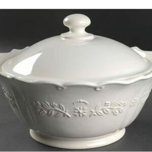 Corningware Traditions Embossed White 3-qt Covered Casserole Bowl
